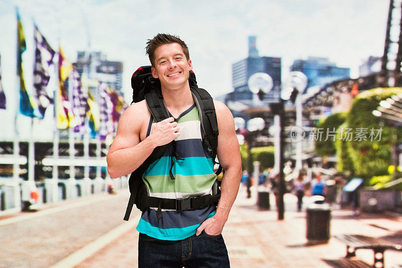 男背包客/旅行者站在澳大利亚新南威尔士州悉尼的达情港